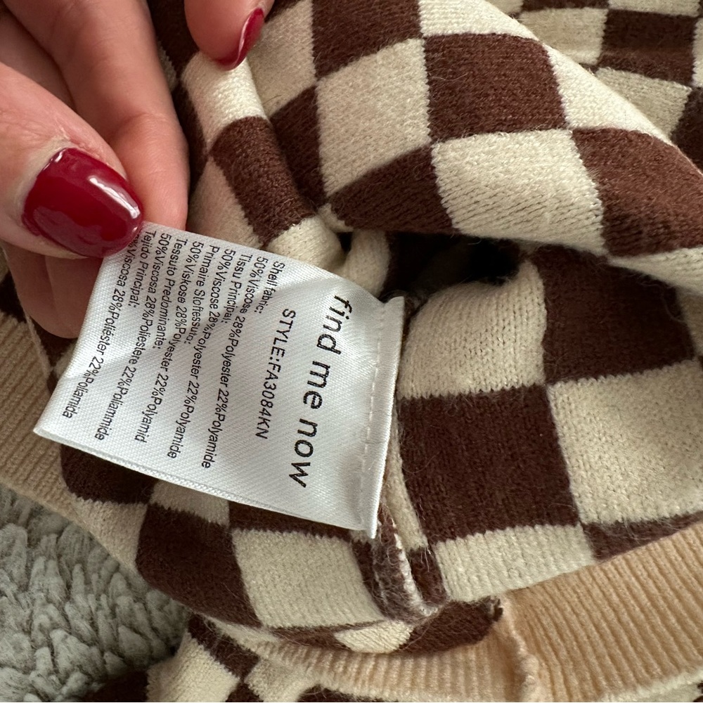 Checkered Sweater - Picture 6 of 6